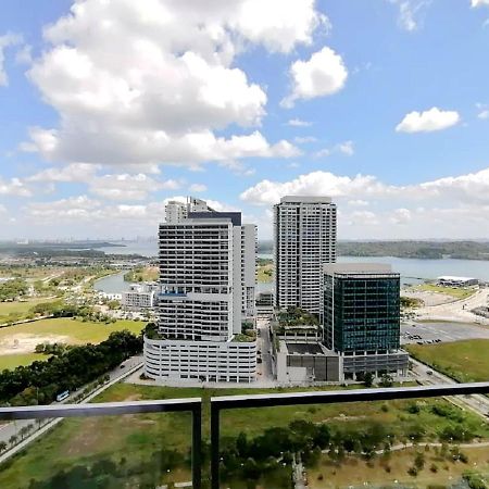 Almas Suites Puteri Harbour Нусаяя Екстер'єр фото