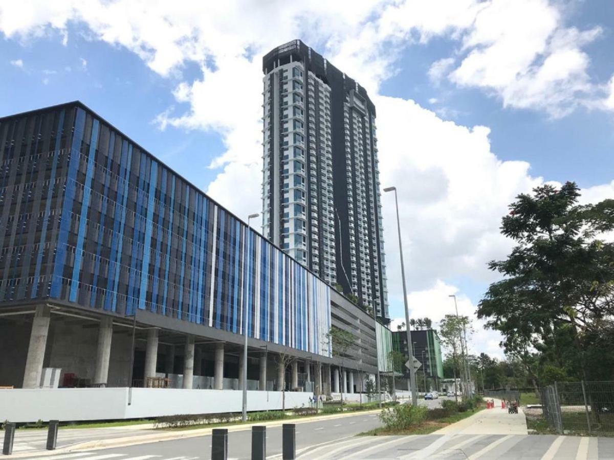 Almas Suites Puteri Harbour Нусаяя Екстер'єр фото