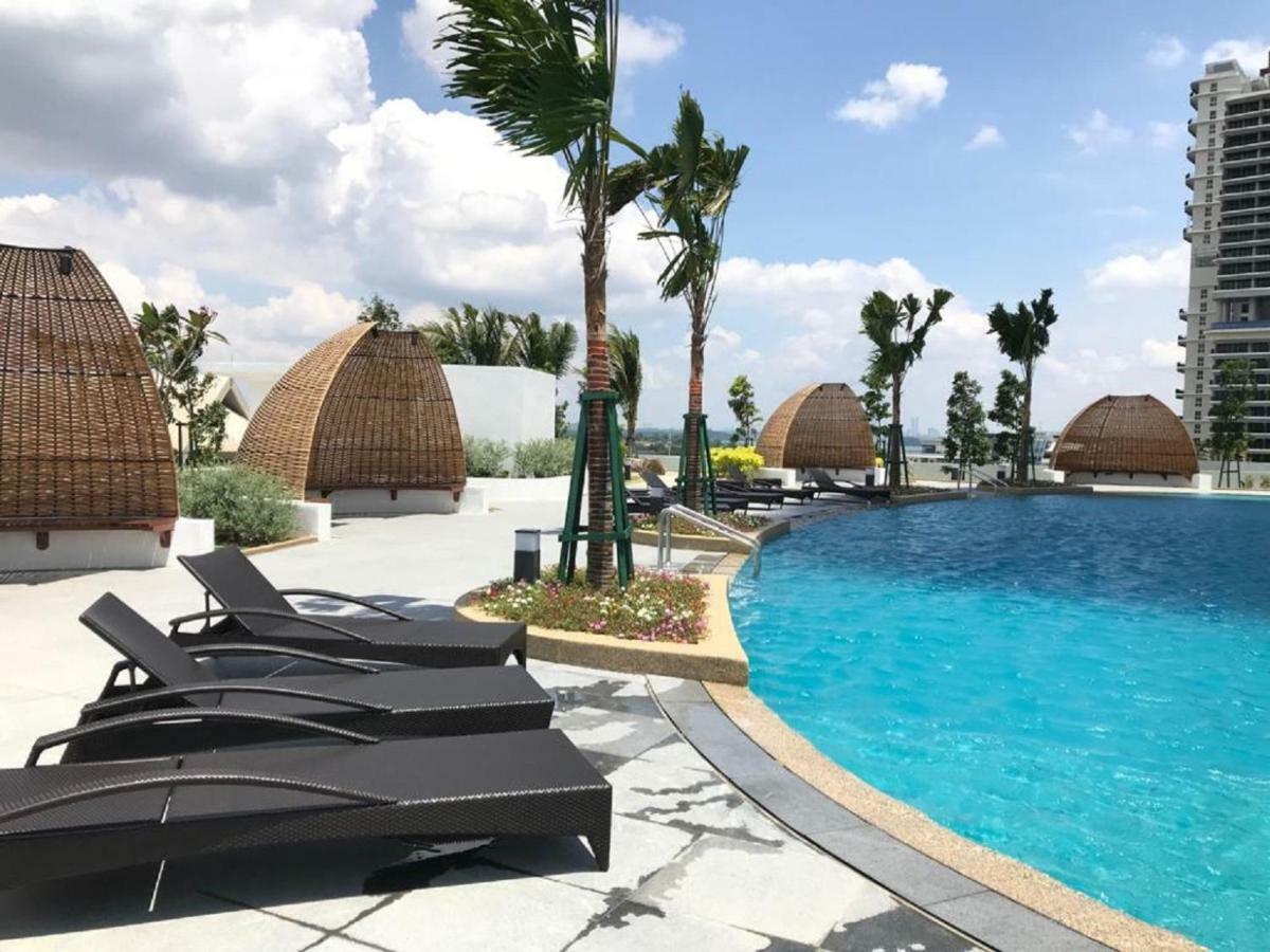 Almas Suites Puteri Harbour Нусаяя Екстер'єр фото