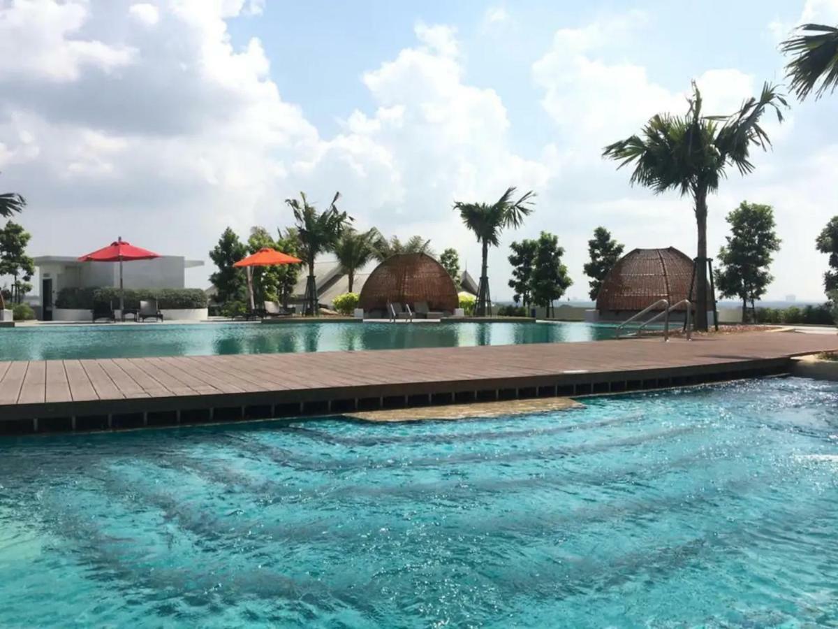 Almas Suites Puteri Harbour Нусаяя Екстер'єр фото