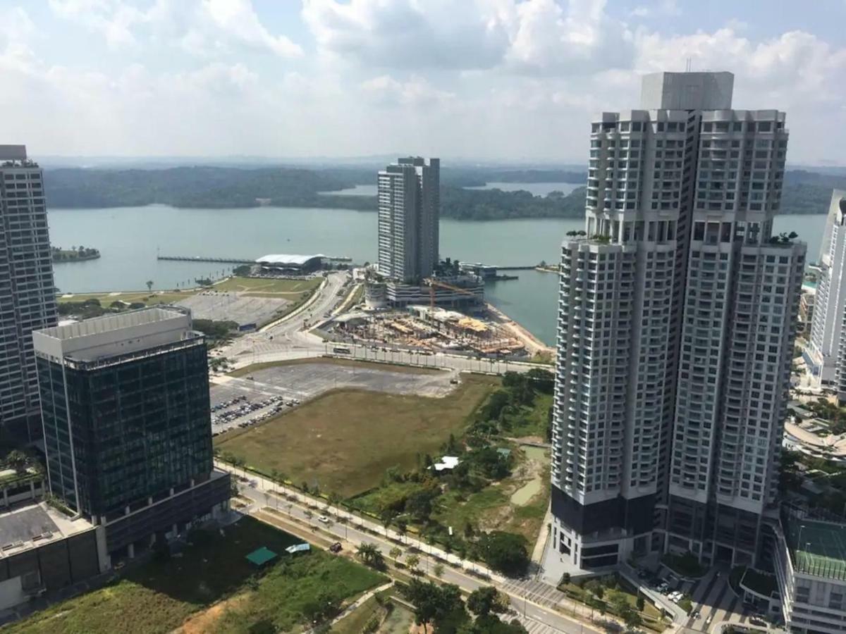 Almas Suites Puteri Harbour Нусаяя Екстер'єр фото